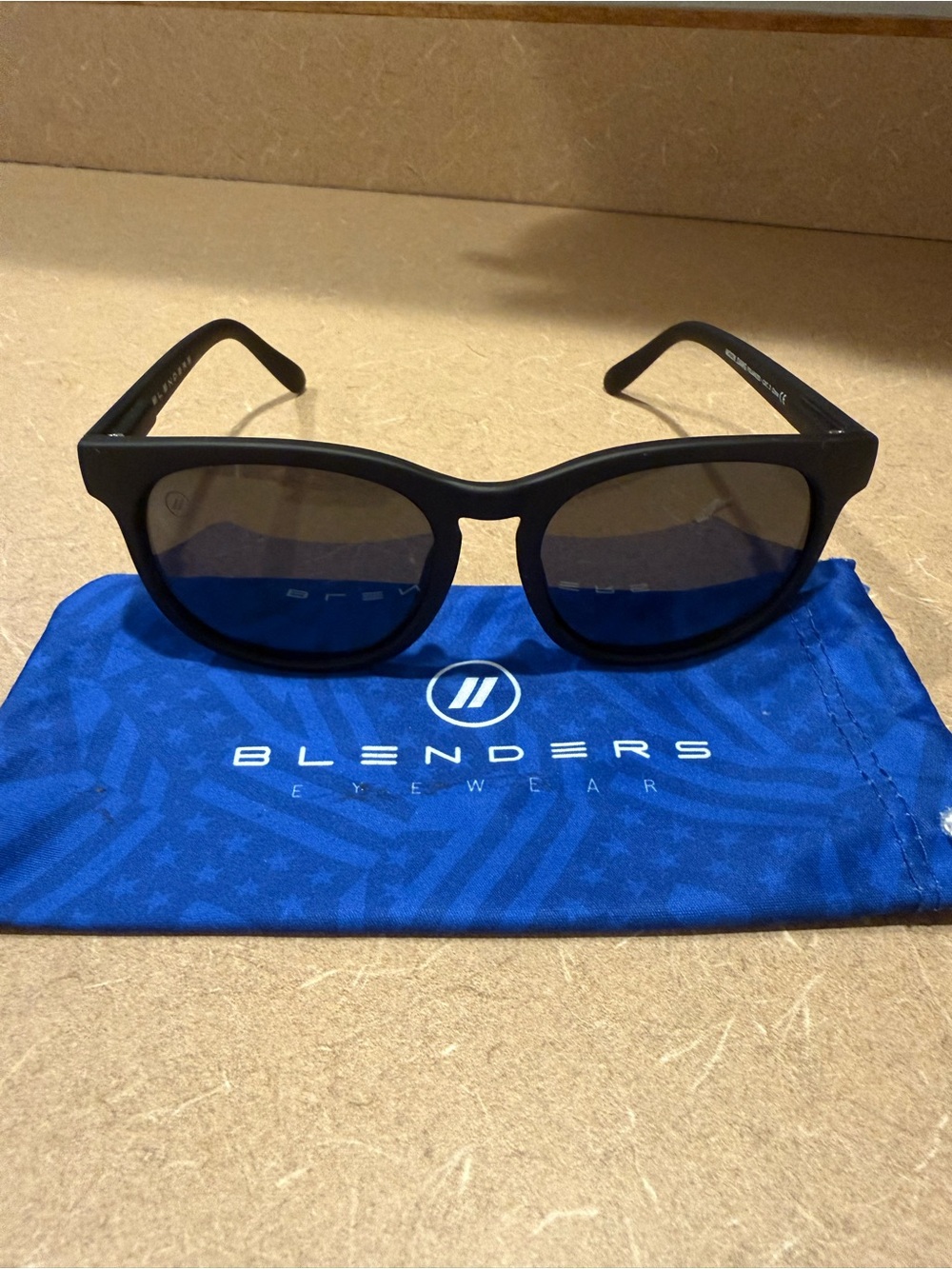 Blenders Moon Dawg black sunglasses